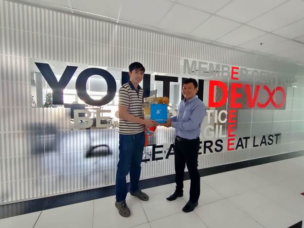 Đại diện trường Đại học Công nghệ Thông tin đến thăm và chúc tết doanh nghiệp