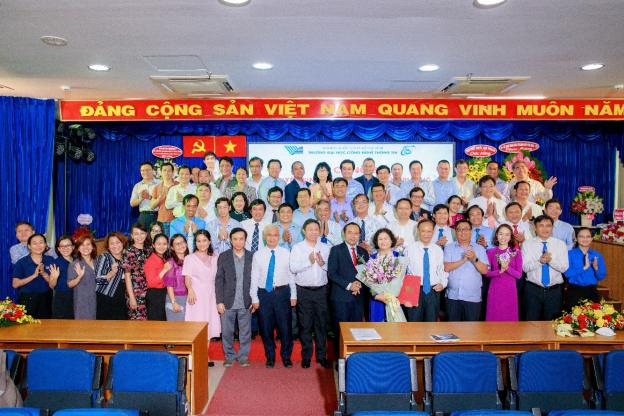 Lãnh đạo và các đối tác chụp ảnh lưu niệm