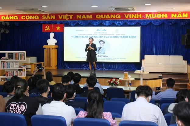 Bà Lê Mỹ Nga trình bày về phương pháp đọc sâu