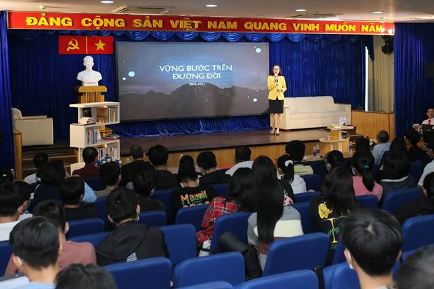 TS. Nguyễn Lưu Thùy Ngân trình bày bài diễn thuyết “hiểu về bản thân”