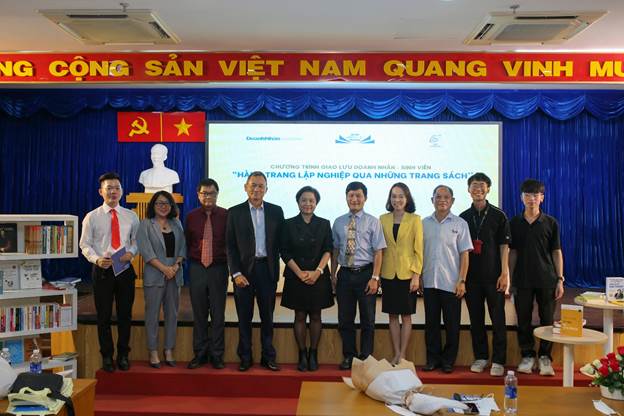 Diễn giả, khách mời, đại diện Ban Giám hiệu Trường ĐH CNTT  và đội ngũ ban tổ chức chụp ảnh lưu niệm