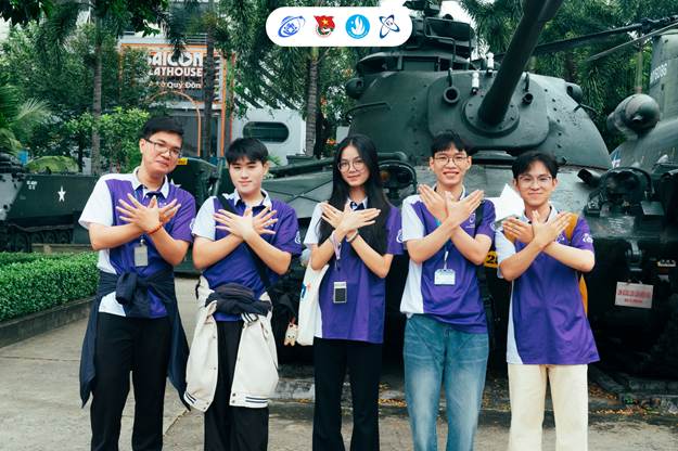 A group of people standing in front of a tank

AI-generated content may be incorrect.