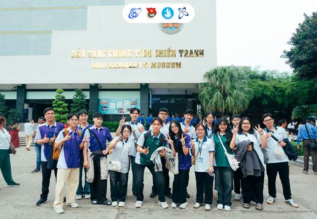 A group of people posing for a photo

AI-generated content may be incorrect.