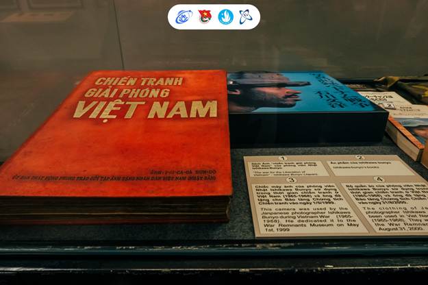 A book on a glass shelf

AI-generated content may be incorrect.
