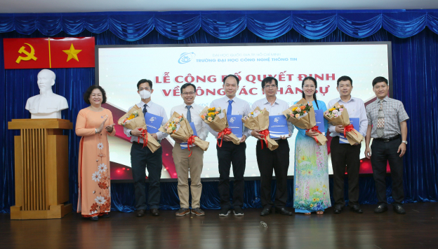 PGS. TS Vũ Đức Lung và PGS.TS Nguyễn Hoàng Tú Anh trao quyết định nhân sự